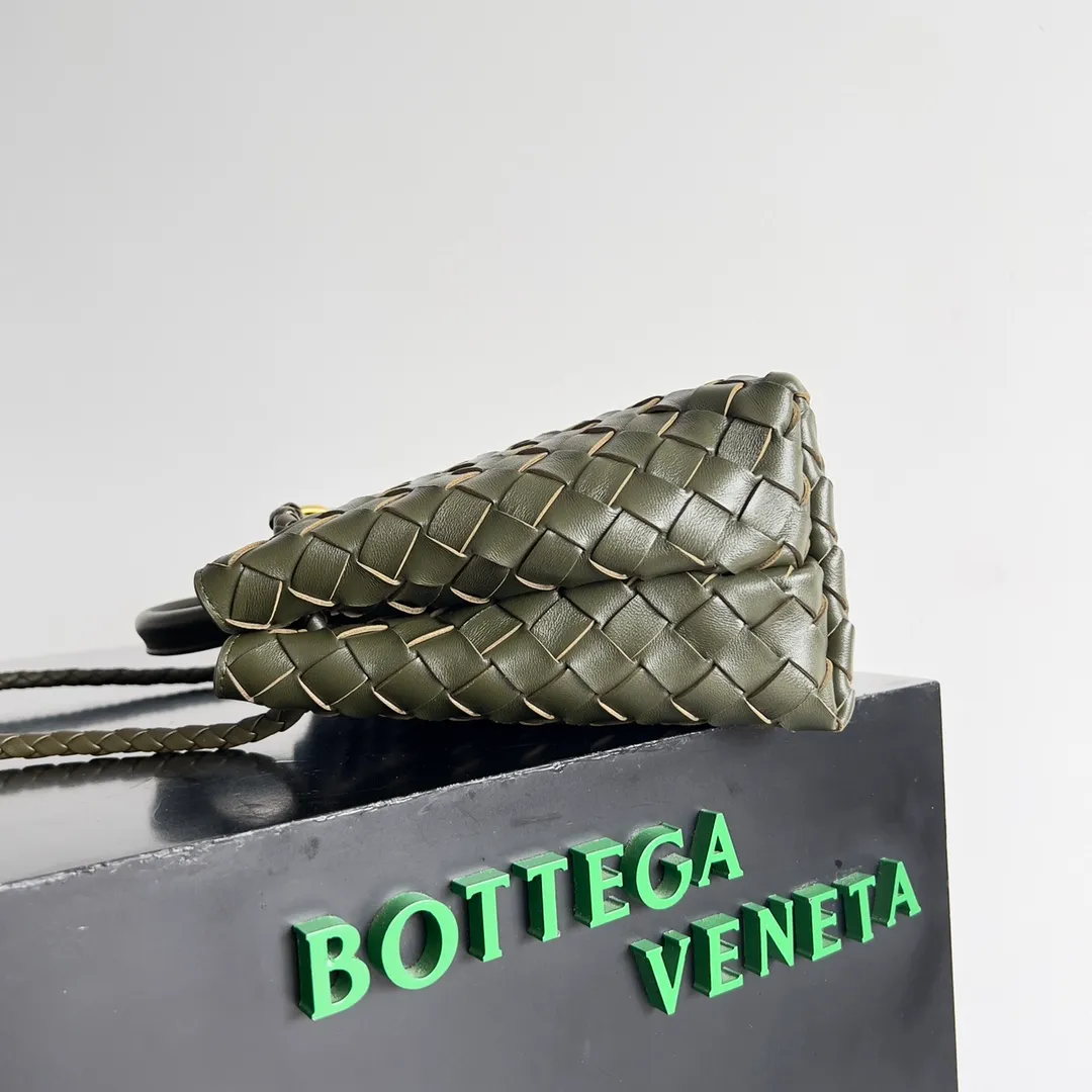 The 2023 new Andiamo batch of 1860 BV has been shipped‼ ️Really popular🔥The new Andiamo woven handbag launched by Bottega Veneta this season is really popular all over the world! ! Celebrities at home and abroad have worn it, and Oscar-winning actress Michelle Yeoh has taken it out on the street. Song Jia, Trai Yara, Yu Feihong, Sanji Ayaka, Rosie Hunting-Whiteley, Yoshioka Riho, etc. have all picked up this bag. It is classic and versatile, showing off its temperament, and the bag capacity is also large, which is very convenient for daily commuting! ! A variety of carrying methods, the shoulder straps can be adjusted by yourself, the original lambskin feels soft and delicate, and the neutral style is made to break gender boundaries and bring a more practical and longer-lasting use experience. Andiamo, which has both elegant and casual styles, perfectly interprets the true appearance of "fashionable old money style". Style number: 743568 Size: 25*22*10.5cm